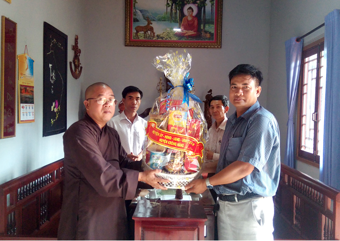 Lãnh đạo huyện thăm các chùa, Niệm phật đường: Nhân dịp Phật Đản, Phật Lịch 2561